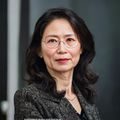 陈美琳博士，心理学专家，专注成熟女性自我认知与情绪管理研究，温和而专业的学术气质